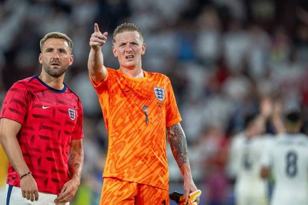 GER, EURO 2024, Group C, England GBR vs Slovenia SUI 25 06 2024, Cologne Stadium, Cologne, GER, EURO 2024, Group C, England GBR vs Slovenia SUI In the picture Jordan Pickford England GBR, 01 shows Luke Shaw England GBR, 03 gestures, facial expressions, emotions single action, half body half body cropping, single image, action, action, game scene nordphotoxGmbHxx xDenkinger nph00015
