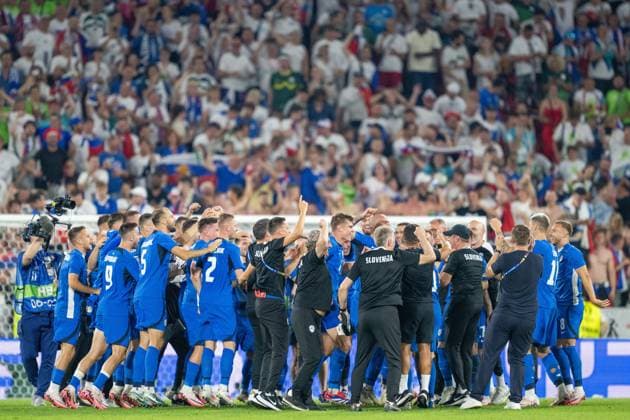 GER, EURO 2024, Group C, England GBR vs Slovenia SUI 25 06 2024, Cologne Stadium, Cologne, GER, EURO 2024, Group C, England GBR vs Slovenia SUI In the picture The Slovenian team celebrates the draw like a victory, gestures, facial expressions, emotions Gestures, facial expressions, emotions nordphotoxGmbHxx xDenkinger nph00015