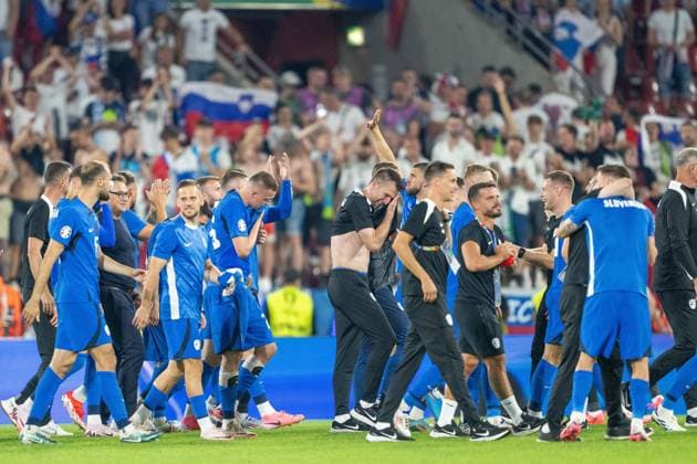 GER, EURO 2024, Group C, England GBR vs Slovenia SUI 25 06 2024, Cologne Stadium, Cologne, GER, EURO 2024, Group C, England GBR vs Slovenia SUI In the picture The Slovenian team celebrates the draw like a victory, gestures, facial expressions, emotions Gestures, facial expressions, emotions nordphotoxGmbHxx xDenkinger nph00015
