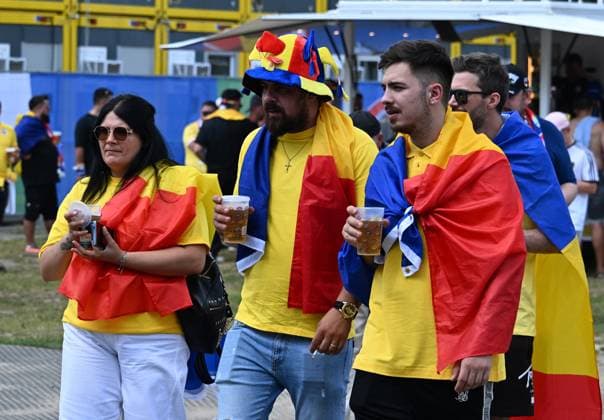 26 06 2024, xsltx, European Football Championship 2024, Slovakia Romania emspor, v l emotions, fans, atmosphere, flags, logo, Romania, spectators, jerseysn UEFA REGULATIONS PROHIBIT ANY USE OF PHOTOGRAPHS as IMAGE SEQUENCES and or QUASI VIDEO Frankfurt