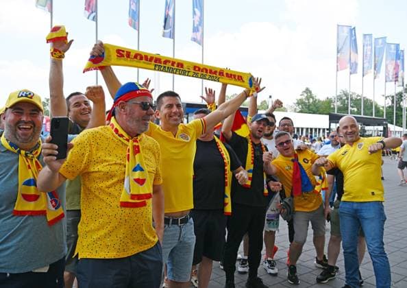 26 06 2024, xsltx, European Football Championship 2024, Slovakia Romania emspor, v l emotions, fans, atmosphere, flags, logo, Romania, spectators, jerseysn UEFA REGULATIONS PROHIBIT ANY USE OF PHOTOGRAPHS as IMAGE SEQUENCES and or QUASI VIDEO Frankfurt