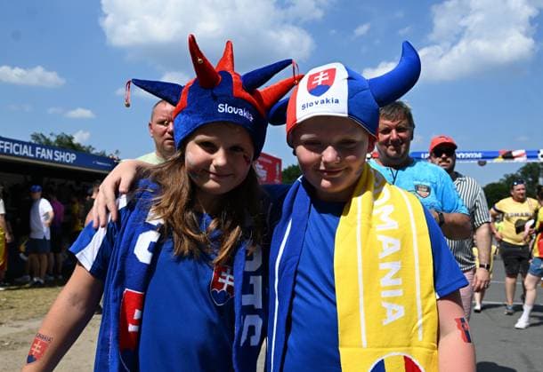 26 06 2024, xsltx, European Football Championship 2024, Slovakia Romania emspor, v l emotions, fans, atmosphere, flags, logo, Slovakia spectators, jerseys UEFA REGULATIONS PROHIBIT ANY USE OF PHOTOGRAPHS as IMAGE SEQUENCES and or QUASI VIDEO Frankfurt