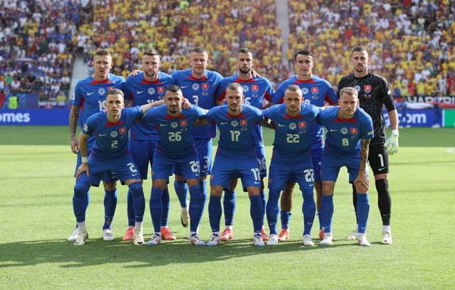 26 06 2024, European Football Championship, UEFA EURO 2024, Slovakia Romania, Group E, Arena Frankfurt, f l , back f l Juraj Kuco Slovakia , Milan Skriniar Slovakia , Denis Vavro Slovakia , David Hancko Slovakia , Lubomir Tupta Slovakia , Goalkeeper Martin Dubravka Slovakia , front f l Peter Pekarik Slovakia , Ivan Schranz Slovakia , Lukas Haraslin Slovakia , Stanislav Lobotka Slovakia , Ondrej Duda Slovakia Copyright: HMBxMedia