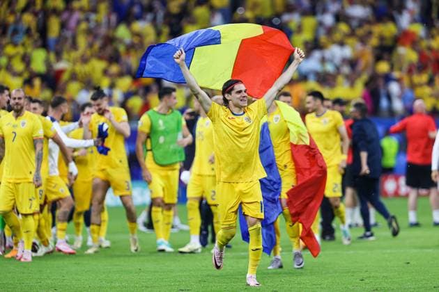 Final score 1 1 The Romanian team and the fans celebrate from Ianis Hagi Romania, 10 with flag GER, Slovakia SVK vs Romania ROU , European Football Championship, UEFA EURO 2024, Group E, Matchday 3, 26 06 2024 GER, Slovakia SVK vs Romania ROU , European Football Championship, UEFA EURO 2024, Group E, Matchday 3, 26 06 2024 Frankfurt Copyright: xEibner-Pressefoto RogerxBuerkex EP
