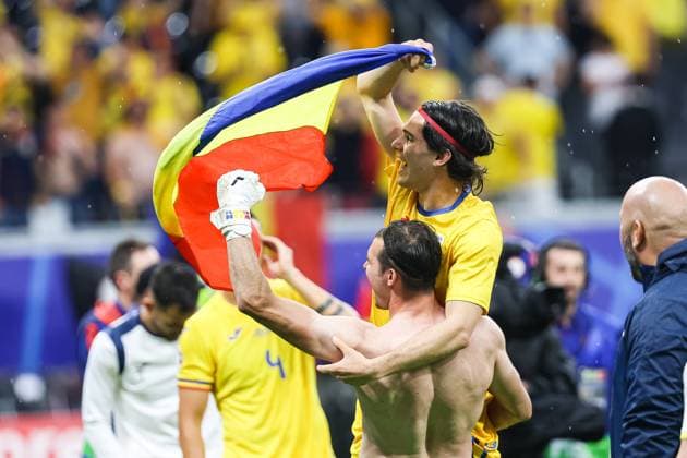 Final score 1 1 The Romanian team and the fans celebrate GER, Slovakia SVK vs Romania ROU , European Football Championship, UEFA EURO 2024, Group E, Matchday 3, 26 06 2024 GER, Slovakia SVK vs Romania ROU , European Football Championship, UEFA EURO 2024, Group E, Matchday 3, 26 06 2024 Frankfurt Copyright: xEibner-Pressefoto RogerxBuerkex EP