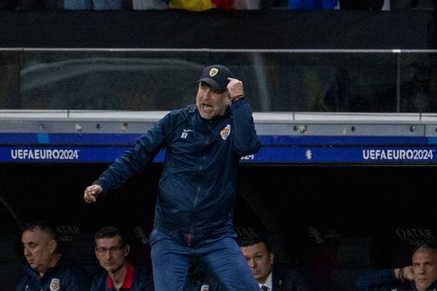 GER, EURO 2024, Group E, Slovakia SVK vs Romania ROU 24 06 2024, Frankfurt Arena, Frankfurt, GER, EURO 2024, Group E, Slovakia SVK vs Romania ROU In the picture Edward Iordanescu Romania ROU, Head Chef single action, full body full body cropping, single image, action, action, game scene gestures, facial expressions, emotions nordphotoxGmbHxx xDenkinger nph00015