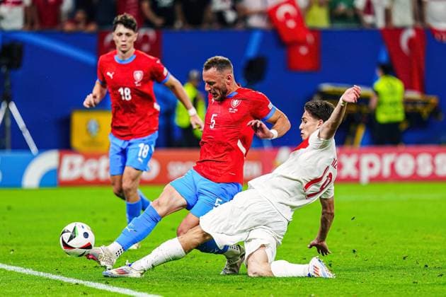 Vladimir Coufal Czech Republic, 05 , Kenan Yildiz Turkey, 19 GER, Czech Republic vs Turkey, European Football Championship, UEFA Euro 2024, Matchday 3, 26 06 2024 GER, Czech Republic vs Turkey, European Football Championship, UEFA Euro 2024, Matchday 3, 26 06 2024 Hamburg Copyright: xEibner-Pressefoto MarcelxvonxFehrnx EP_MFN