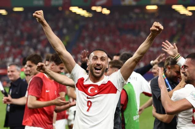 Cenk Tosun of Türkiye celebrates winning the game at full time Czechia v Turkiye, UEFA European Championship, EM, Europameisterschaft 2024, Group F, Football, Volksparkstadion, Hamburg, Germany - 26 Jun 2024 EDITORIAL USE ONLY No use with unauthorised audio, video, data, fixture lists, club league logos or live services. Online in-match use limited to 120 images, no video emulation. No use in betting, games or single club league player publications. Copyright: xMattxWest Shutterstockx 14555612ce