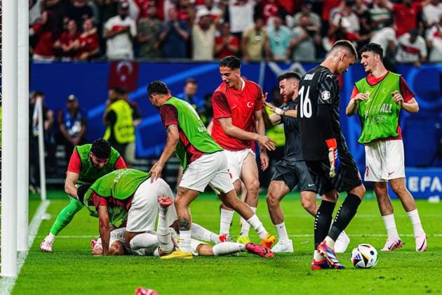 Goal celebration Turkey after scoring 1 2 Cenk Tosun Turkey, 09 GER, Czech Republic vs Turkey, European Football Championship, UEFA Euro 2024, Matchday 3, 26 06 2024 GER, Czech Republic vs Turkey, European Football Championship, UEFA Euro 2024, Matchday 3, 26 06 2024 Hamburg Copyright: xEibner-Pressefoto MarcelxvonxFehrnx EP_MFN