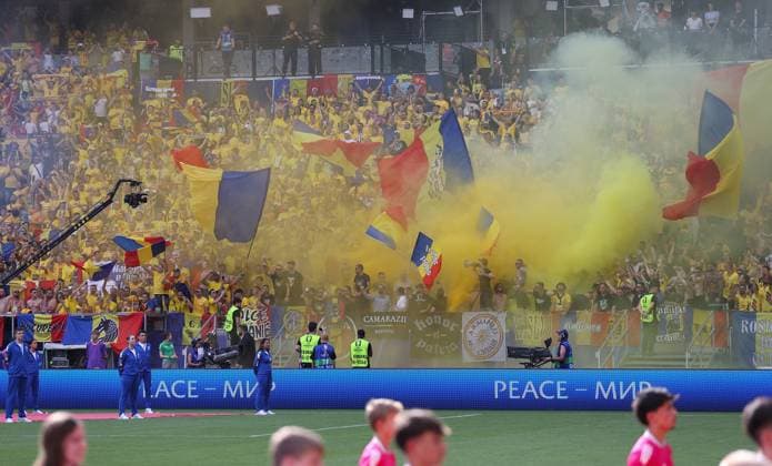 26 06 2024, European Football Championship, UEFA EURO 2024, Slovakia Romania, Group E, Arena Frankfurt, v l , Romania Fans ignite pyrotechnics, pyro, smoke, fire, bengalos, smoke bombs, pirotecnica, fumo, fuoco, sparklers Copyright: HMBxMedia
