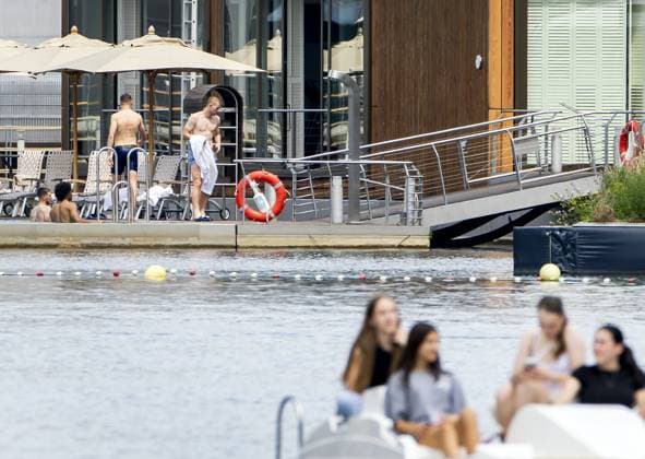 WOLFSBURG - Justin Bijlow, Joshua Zirkzee, Micky van de Ven and Matthijs de Ligt of the Dutch national team, Nationalteam cool off at the pool of their hotel on the first rest day of the European Championship, EM, Europameisterschaft on June 27, 2024 in Wolfsburg, Germany. ANP KOEN VAN WEEL UEFA EURO, EM, Europameisterschaft,Fussball 2024 Germany 2024 xVIxANPxSportx xxANPxIVx 502189189 originalFilename: 502189189.jpg