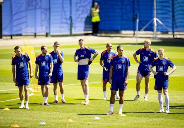 WOLFSBURG - Stefan de Vrij, Daley Blind, Joey Veerman, Wout Weghorst, Virgil van Dijk, Donyell Malen, Matthijs de Ligt and Jerdy Schouten during a training session of the Dutch national team, Nationalteam at the AOK Stadium on June 28, 2024 in Wolfsburg, Germany. The Dutch national team is preparing for the round of 16 at the European Football Championship in Germany against Romania. ANP KOEN VAN WEEL UEFA EURO, EM, Europameisterschaft,Fussball 2024 Germany 2024 xVIxANPxSportx xxANPxIVx 502254869 originalFilename: 502254869.jpg