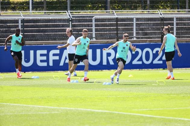 SOCCER - UEFA EURO, EM, Europameisterschaft,Fussball 2024 BERLIN,GERMANY,29.JUN.24 - SOCCER -UEFA EURO 2024, OEFB, Oesterreichischer Fussball-Bund, training. Image shows Kevin Danso, sports scientist Gerhard Zallinger, Maximilian Entrup, Romano Schmid and Patrick Wimmer (AUT). GEPAxpictures xArminxRauthner