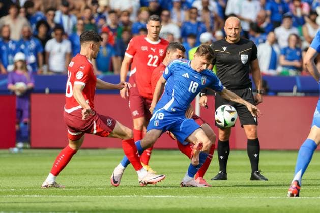 Nicolo Barella Italy, 18 on the ball, behind him referee Szymon Marciniak Poland , Football, UEFA , European Championship, Round of 16 2024, Switzerland vs Italy, 29 06 2024, Olympiastadion Berlin, Berlin, Germany Berlin Olympiastadion Berlin Berlin Germany Copyright: xGrantxHubbsx
