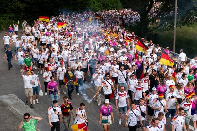 Fanwalk of the fans to the stadium at Westfalenpark Westfalenhalle, fan ignites pyrotechnics, GER, Germany GER vs Denmark DEN , European Football Championship, UEFA EURO 2024, Round of 16, 29 06 2024 GER, Germany GER vs Denmark DEN , European Football Championship, UEFA EURO 2024, Round of 16, 29 06 2024 Dortmund Copyright: xEibner-Pressefoto Memmlerx EP_MMR