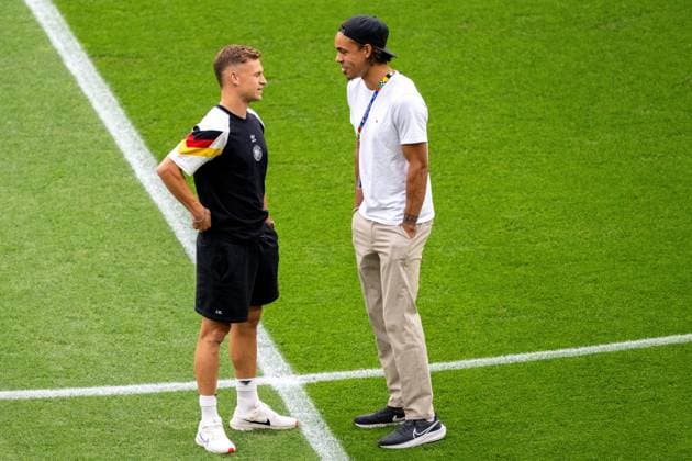 GER, EURO 2024, Round of 16, Germany GER vs Denmark DEN 29 06 2024, BVB Stadium Dortmund, Dortmund, GER, EURO 2024, Round of 16, Germany GER vs Denmark DEN In the picture Warm welcome Joshua Kimmich Germany GER, 06 Yussuf Poulsen Denmark DEN, 20 Gestures, facial expressions, emotions nordphotoxGmbHxx xDenkinger nph00015