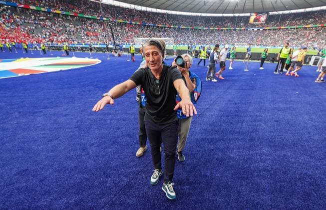 Switzerland manager Murat Yakin celebrates at the end of the game with the fans Switzerland v Italy, UEFA European Championship, EM, Europameisterschaft 2024, Round of 16, Football, Olympiastadion, Berlin, Germany - 29 Jun 2024 EDITORIAL USE ONLY No use with unauthorised audio, video, data, fixture lists, club league logos or live services. Online in-match use limited to 120 images, no video emulation. No use in betting, games or single club league player publications. Copyright: xPaulxCurrie Shutterstockx 14562043ct