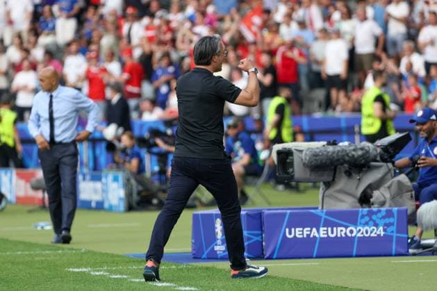 Huge cheers for the Swiss team after the victory over Italy, cheers for Murat Yakin Switzerland, Coach , Football, UEFA , European Championship, Round of 16 2024, Switzerland vs Italy, 29 06 2024, Olympiastadion Berlin, Berlin, Germany Berlin Olympiastadion Berlin Berlin Germany Copyright: xGrantxHubbsx