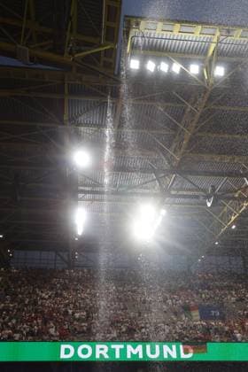 Interruption of the match due to thunder and lightning near the stadium, heavy rain, rain, thunderstorm , Round of 16 M37, GER DEN, European Football Championship, Germany vs Denmark, European Football Championship, Germany vs Denmark, Dortmund, 29 06 2024,