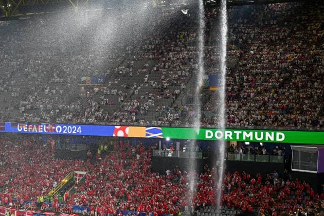 GER, EURO 2024, Round of 16, Germany GER vs Denmark DEN 29 06 2024, BVB Stadium Dortmund, Dortmund, GER, EURO 2024, Round of 16, Germany GER vs Denmark DEN In the picture The match was interrupted by referee Michael Oliver Referee, ENG due to downpour-like thunderstorms Rain Downpour nordphotoxGmbHxx xDenkinger nph00015