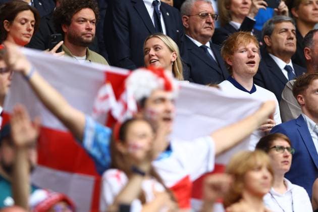 EURO 2024, England - Slowakei, Ed Sheeran unter den Zuschauern Ed Sheeran England v Slovakia, UEFA European Championship, EM, Europameisterschaft 2024, Round of 16, Football, Arena AufSchalke, Gelsenkirchen, Germany - 30 Jun 2024 EDITORIAL USE ONLY No use with unauthorised audio, video, data, fixture lists, club league logos or live services. Online in-match use limited to 120 images, no video emulation. No use in betting, games or single club league player publications. Copyright: xKieranxMcManus Shutterstockx 14562217ah