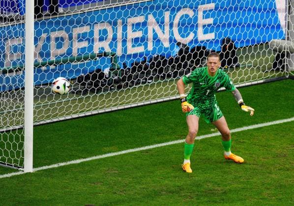 EURO 2024, England - Slowakei Jordan Pickford of England looks on England v Slovakia, UEFA European Championship, EM, Europameisterschaft 2024, Round of 16, Football, Arena AufSchalke, Gelsenkirchen, Germany - 30 Jun 2024 EDITORIAL USE ONLY No use with unauthorised audio, video, data, fixture lists, club league logos or live services. Online in-match use limited to 120 images, no video emulation. No use in betting, games or single club league player publications. Copyright: xDavexShopland Shutterstockx 14562222af