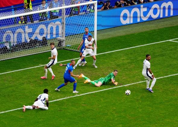 EURO 2024, England - Slowakei Kieran Trippier of England clears the ball England v Slovakia, UEFA European Championship, EM, Europameisterschaft 2024, Round of 16, Football, Arena AufSchalke, Gelsenkirchen, Germany - 30 Jun 2024 EDITORIAL USE ONLY No use with unauthorised audio, video, data, fixture lists, club league logos or live services. Online in-match use limited to 120 images, no video emulation. No use in betting, games or single club league player publications. Copyright: xDavexShopland Shutterstockx 14562222ai