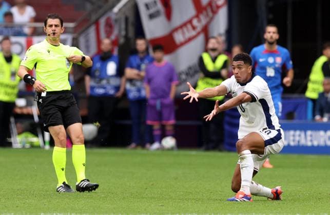 EURO 2024, England - Slowakei Jude Bellingham of England is shown the yellow card England v Slovakia, UEFA European Championship, EM, Europameisterschaft 2024, Round of 16, Football, Arena AufSchalke, Gelsenkirchen, Germany - 30 Jun 2024 EDITORIAL USE ONLY No use with unauthorised audio, video, data, fixture lists, club league logos or live services. Online in-match use limited to 120 images, no video emulation. No use in betting, games or single club league player publications. Copyright: xPaulxCurrie Shutterstockx 14562219bd