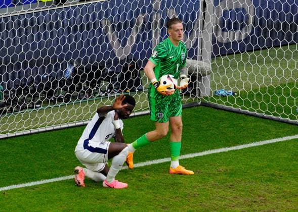 EURO 2024, England - Slowakei Jordan Pickford of England and Marc Guà hi of England react as Ivan Schranz of Slovakia scores to make it 0-1 England v Slovakia, UEFA European Championship, EM, Europameisterschaft 2024, Round of 16, Football, Arena AufSchalke, Gelsenkirchen, Germany - 30 Jun 2024 EDITORIAL USE ONLY No use with unauthorised audio, video, data, fixture lists, club league logos or live services. Online in-match use limited to 120 images, no video emulation. No use in betting, games or single club league player publications. Copyright: xDavexShopland Shutterstockx 14562222av