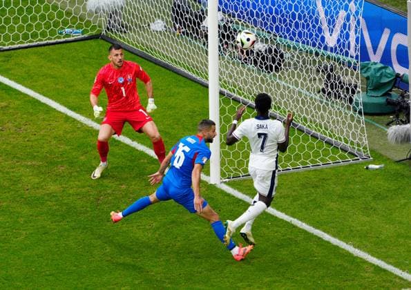 EURO 2024, England - Slowakei Bukayo Saka of England attempts to head the ball towards goal England v Slovakia, UEFA European Championship, EM, Europameisterschaft 2024, Round of 16, Football, Arena AufSchalke, Gelsenkirchen, Germany - 30 Jun 2024 EDITORIAL USE ONLY No use with unauthorised audio, video, data, fixture lists, club league logos or live services. Online in-match use limited to 120 images, no video emulation. No use in betting, games or single club league player publications. Copyright: xDavexShopland Shutterstockx 14562222bd