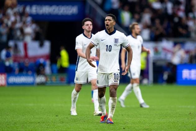 Jude Bellingham England, 10 celebrates the goal for the 1 1 equalizer and motivates his team, GER, England ENG vs Slovakia SVN , European Football Championship, UEFA EURO 2024, Round of 16, 30 06 2024 GER, England ENG vs Slovakia SVN , European Football Championship, UEFA EURO 2024, Round of 16, 30 06 2024 Gelsenkirchen Copyright: xEibner-Pressefoto Memmlerx EP_MMR