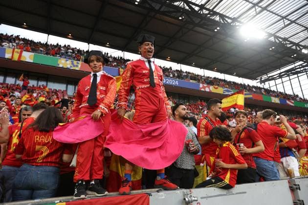 Fans of Spain Spain v Georgia, UEFA European Championship, EM, Europameisterschaft 2024, Round of 16, Football, Cologne Stadium, Cologne, Germany - 30 Jun 2024 EDITORIAL USE ONLY No use with unauthorised audio, video, data, fixture lists, club league logos or live services. Online in-match use limited to 120 images, no video emulation. No use in betting, games or single club league player publications. Copyright: xMichaelxZemanek Shutterstockx 14562306b