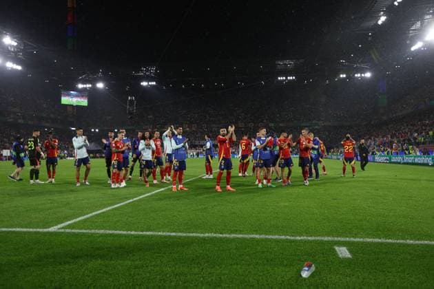 Dani Carvajal of Spain applauds the fans with team-mates Spain v Georgia, UEFA European Championship, EM, Europameisterschaft 2024, Round of 16, Football, Cologne Stadium, Cologne, Germany - 30 Jun 2024 EDITORIAL USE ONLY No use with unauthorised audio, video, data, fixture lists, club league logos or live services. Online in-match use limited to 120 images, no video emulation. No use in betting, games or single club league player publications. Copyright: xMichaelxZemanek Shutterstockx 14562306ck