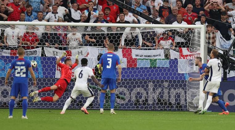 . - England v Slovakia, UEFA EURO, EM, Europameisterschaft,Fussball 2024, Round Of 16, Arena AufSchalke, Gelsenkirchen, Germany. - 30th June 2024. GOAL 2-1, Harry Kane of England scores. - England v Slovakia, UEFA Euro 2024, Round Of 16, Arena AufSchalke, Gelsenkirchen, Germany. - 30th June 2024. Gelsenkirchen Arena AufSchalke Germany Copyright: xDanxWeirx CP_England_Slovakia_47