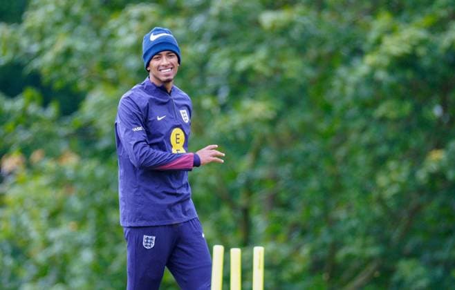 England hero Jude Bellingham waves to the media after a quick cricket session England Training, UEFA European Championship, EM, Europameisterschaft 2024, Quarter Final, Football, Spa & Golf Resort Weimarer Land, Blankenhain, Germany, 1 Jul 2024 EDITORIAL USE ONLY No use with unauthorised audio, video, data, fixture lists, club league logos or live services. Online in-match use limited to 120 images, no video emulation. No use in betting, games or single club league player publications. Copyright: xDavexShopland Shutterstockx 14566124b