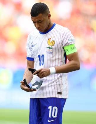 Kylian Mbappe of France puts on his face mask ahead of kick off France v Belgium, UEFA European Championship, EM, Europameisterschaft 2024, Round of 16, Football, Dusseldorf Arena, Dusseldorf, Germany - 01 Jul 2024 EDITORIAL USE ONLY No use with unauthorised audio, video, data, fixture lists, club league logos or live services. Online in-match use limited to 120 images, no video emulation. No use in betting, games or single club league player publications. Copyright: xKieranxMcManus Shutterstockx 14566634ah