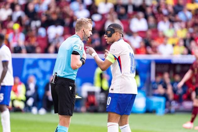 GER, Euro 2024, Round of sixteen, France FRA vs Belgium BEL 01 07 2024, MERKUR SPIEL ARENA Düsseldorf , Düsseldorf, GER, Euro 2024, Round of sixteen, France FRA vs Belgium BEL In the picture Kylian Mbappà Mbappe France France FRA, 10 discusses with referee nordphotoxGmbHxx xChristianxSchulze nph000300