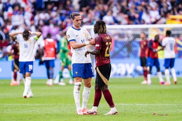 GER, Euro 2024, Round of sixteen, France FRA vs Belgium BEL 01 07 2024, MERKUR SPIEL ARENA Arena Düsseldorf , Düsseldorf, GER, Euro 2024, Round of sixteen, France FRA vs Belgium BEL In the picture Adrien Rabiot France France FRA, 14 shakes hands with Jeremy Doku Belgium BEL, 22 after the game, gestures, facial expressions, emotions nordphotoxGmbHxx xChristianxSchulze nph000300
