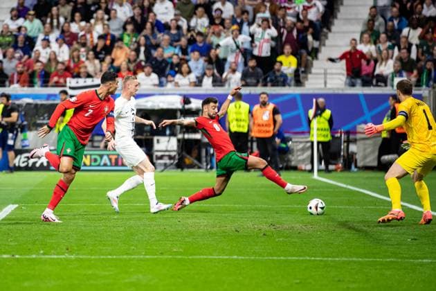 Goal chance for Portugal, Bruno Miguel Borges Fernandes Portugal, 08 , Cristiano Ronaldo Portugal, 07 , Jan Oblak Slovenia, 01 GER, Portugal POR vs Slovenia SVO , European Football Championship, UEFA EURO 2024, Round of 16, 01 07 2024 GER, Portugal POR vs Slovenia SVO , European Football Championship, UEFA EURO 2024, Round of 16, 01 07 2024 Frankfurt Copyright: xEibner-Pressefoto RogerxBuerkex EP