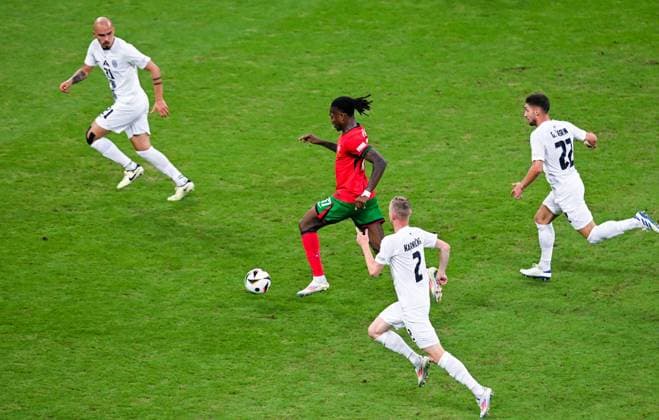 Rafael Leao Portugal on the ball against three opponents, UEFA EURO 2024 Round of 16, Portugal vs Slovenia, Arena Frankfurt on July 01, 2024 in Frankfurt am Main, Germany Photo by Silas Schueller DeFodi Images Rafael Leao Portugal controls the ball against three opponents, UEFA EURO 2024 Round of 16, Portugal vs Slovenia, Arena Frankfurt on July 1, 2024 in Frankfurt am Main, Germany Photo by Silas Schueller DeFodi Images Defodi 738 738 PORSVN 20240701 194 Defodi-738