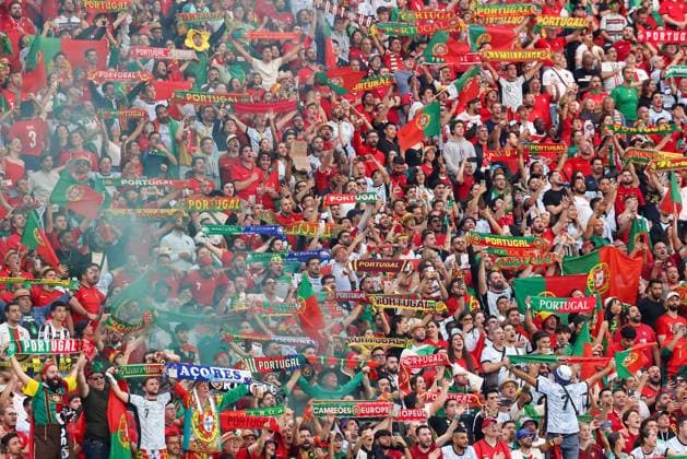 Frankfurt Arena Frankfurt am Main, UEFA EURO 2024 Germany, Monday 1 Jul 2024 Round of 16, Portugal Slovenia, Fans of Portugal show their support, Fans, Mood, Scarves, Shirts, Emotions, Adeptos durante o jogo, Copyright: JoaquimxFerreira