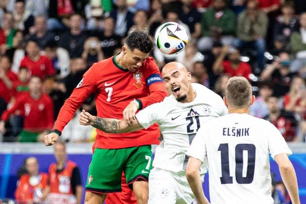 Cristiano Ronaldo Portugal, 07 in header duel with Vanja Drkusic Slovenia, 21 GER, Portugal POR vs Slovenia SVO , European Football Championship, UEFA EURO 2024, Round of 16, 01 07 2024 GER, Portugal POR vs Slovenia SVO , European Football Championship, UEFA EURO 2024, Round of 16, 01 07 2024 Frankfurt Copyright: xEibner-Pressefoto RogerxBuerkex EP