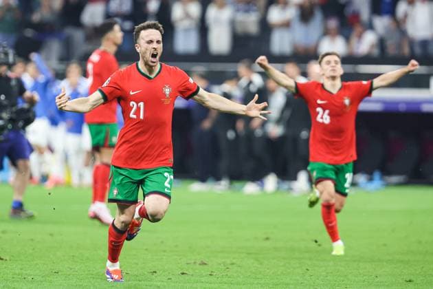 Portugal win on penalties against Slovenia Mega jubilation in the Portuguese team Diogo Jota Portugal, 21 , Cristiano Ronaldo Portugal, 07 , Ruben Dias Portugal, 04 , Nelson Semedo Portugal, 02 Ruben Neves Portugal, 18 race with cheers on their goalkeeper Rui Pedro Dos Santos Patricio Portugal, 01 to GER, Portugal POR vs Slovenia SVO , European Football Championship, UEFA EURO 2024, Round of 16, 01 07 2024 GER, Portugal POR vs Slovenia SVO , European Football Championship, UEFA EURO 2024, Round of 16, 01 07 2024 Frankfurt Copyright: xEibner-Pressefoto RogerxBuerkex EP
