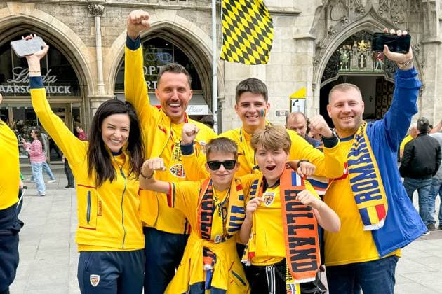 Fußball, UEFA, Europameisterschaft, Achtelfinale, 2024, Rumänien vs. Niederlande, 02.07.2024, Allianz Arena, München, Deutschland, Marienplatz, rumänische Fans, Trikots, Nationalflaggen, Fangesänge, Public Viewing, Straßenfeier, Stadion, Fußballspiel, Achtelfinalspiel, Fußballbegeisterung, Menschenmenge, Fanartikel, Team Rumänien, Fanunterstützung, sportliche Atmosphäre, Europa, Fußballfest, Unterstützung, Jubel, Sportveranstaltung.