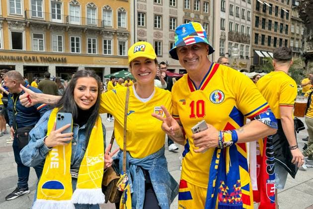 Fußball, UEFA, Europameisterschaft, Achtelfinale, 2024, Rumänien vs. Niederlande, 02.07.2024, Allianz Arena, München, Deutschland, Marienplatz, rumänische Fans, Trikots, Nationalflaggen, Fangesänge, Public Viewing, Straßenfeier, Stadion, Fußballspiel, Achtelfinalspiel, Fußballbegeisterung, Menschenmenge, Fanartikel, Team Rumänien, Fanunterstützung, sportliche Atmosphäre, Europa, Fußballfest, Unterstützung, Jubel, Sportveranstaltung.