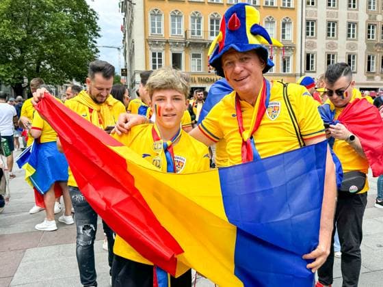 Soccer, UEFA, European Championship, round of 16, 2024, Romania vs Netherlands, 02 07 2024, Allianz Arena, Munich, Germany, Marienplatz, Romanian fans, jerseys, national flags, fan chants, public viewing, street party, stadium, soccer match, round of 16 match, soccer enthusiasm, crowd, fan articles, Team Romania, fan support, sporting atmosphere, Europe, soccer festival, support, cheering, sporting event