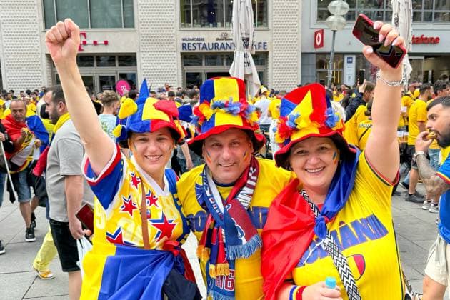 Soccer, UEFA, European Championship, round of 16, 2024, Romania vs Netherlands, 02 07 2024, Allianz Arena, Munich, Germany, Marienplatz, Romanian fans, jerseys, national flags, fan chants, public viewing, street party, stadium, soccer match, round of 16 match, soccer enthusiasm, crowd, fan articles, Team Romania, fan support, sporting atmosphere, Europe, soccer festival, support, cheering, sporting event Copyright: xFranzxReindelx