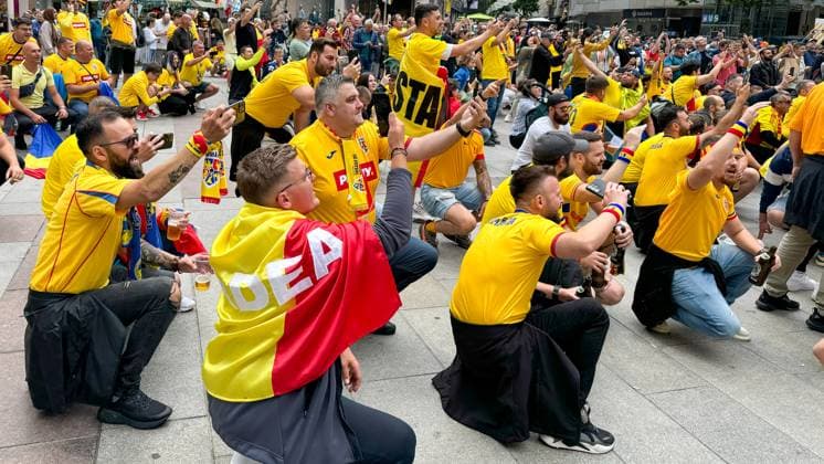 Romanian fans, Dutch fans, soccer, UEFA, European Championship, round of 16, Romania vs Netherlands 2024, 02 07 2024, Allianz Arena, Munich, Germany, yellow jerseys, orange jerseys, national flags, public viewing, Marienplatz, city center, tourism, fan celebration, international encounter, soccer enthusiasm, crowd, sporting atmosphere, European teams, summer tournament, support, sporting event, sightseeing, event, city center, community spirit, fan friendship, atmosphere, multicultural celebration Copyright: xFranzxReindelx