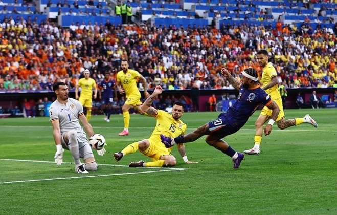 Memphis Depay of Netherlands has a shot saved by Florin Nita of Romania Romania v Netherlands, UEFA European Championship, EM, Europameisterschaft 2024, Round of 16, Football, Munich Football Arena, Munich, Germany - 02 Jul 2024 EDITORIAL USE ONLY No use with unauthorised audio, video, data, fixture lists, club league logos or live services. Online in-match use limited to 120 images, no video emulation. No use in betting, games or single club league player publications. Copyright: xMichaelxZemanek Shutterstockx 14566637ad