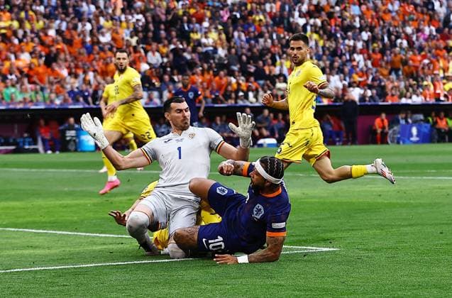 Memphis Depay of Netherlands has a shot saved by Florin Nita of Romania Romania v Netherlands, UEFA European Championship, EM, Europameisterschaft 2024, Round of 16, Football, Munich Football Arena, Munich, Germany - 02 Jul 2024 EDITORIAL USE ONLY No use with unauthorised audio, video, data, fixture lists, club league logos or live services. Online in-match use limited to 120 images, no video emulation. No use in betting, games or single club league player publications. Copyright: xMichaelxZemanek Shutterstockx 14566637af